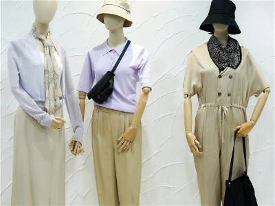  Dins background color women's clothing shop product window display picture